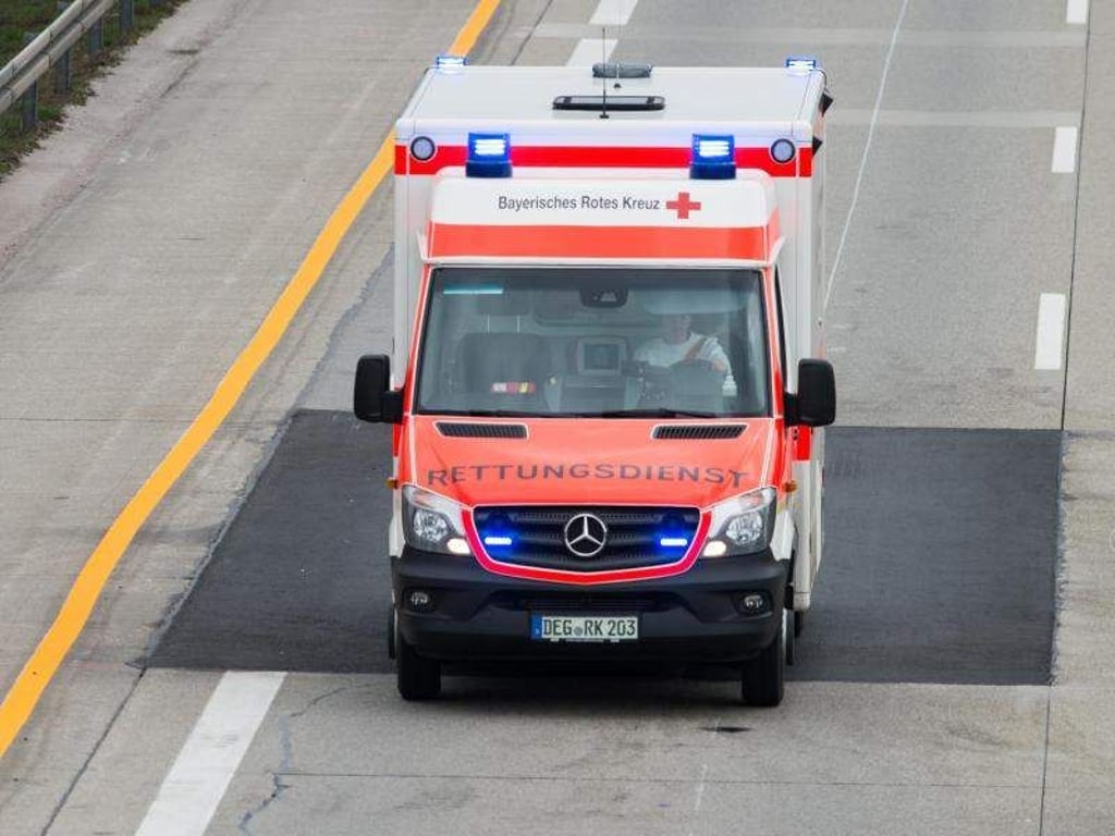 Ein Krankenwagen im Einsatz. Foto: Armin Weigel/Archiv