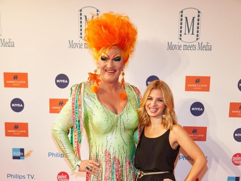Lächelnd auf dem roten Teppich: Oliva Jones und Susan Sideropoulos. Foto: Georg Wendt