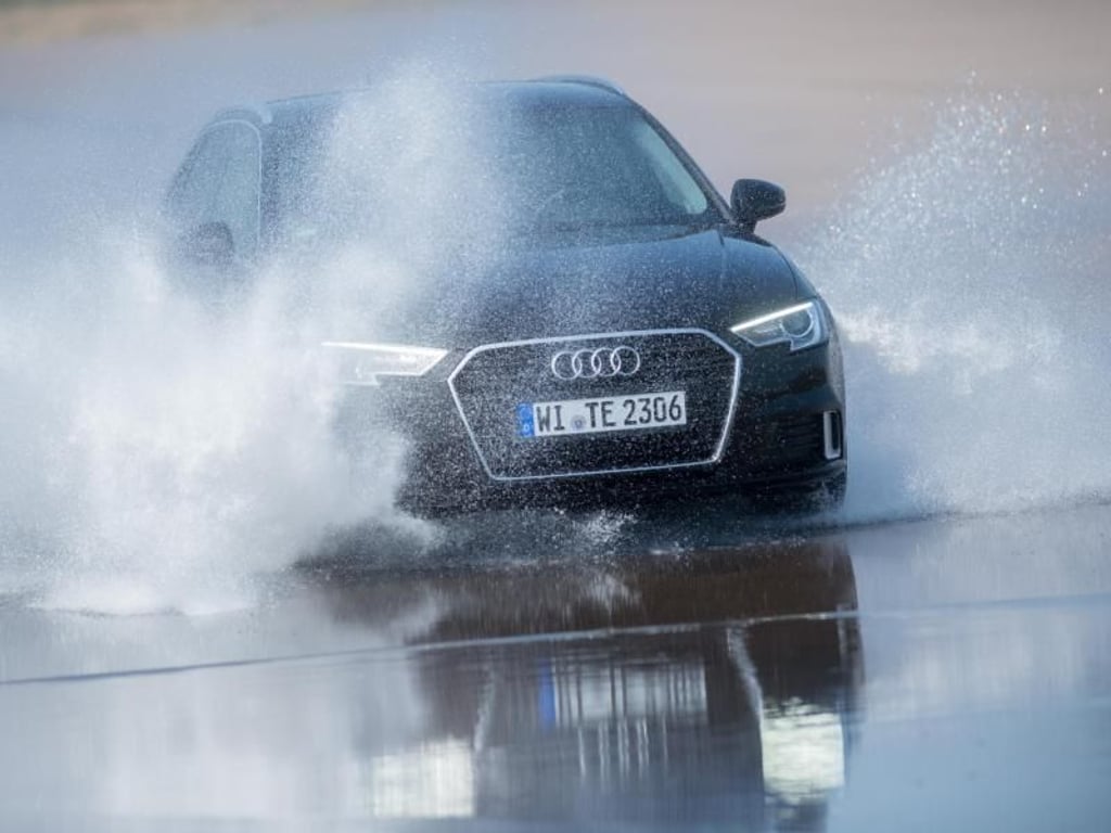 Land unter: Aquaplaning ist gefährlich, weil die Räder den Kontakt zur Fahrbahn verlieren. Im Fahrsicherheitszentrum können Teilnehmer ohne Risiko den Boden unter den Rädern verlieren. Foto: Klaus-Dietmar Gabbert