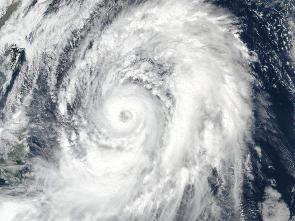 Das NASA-Satellitebild zeigt den Taifun Lan im westlichen Pazifik. Foto: Jeff Schmaltz/NASA