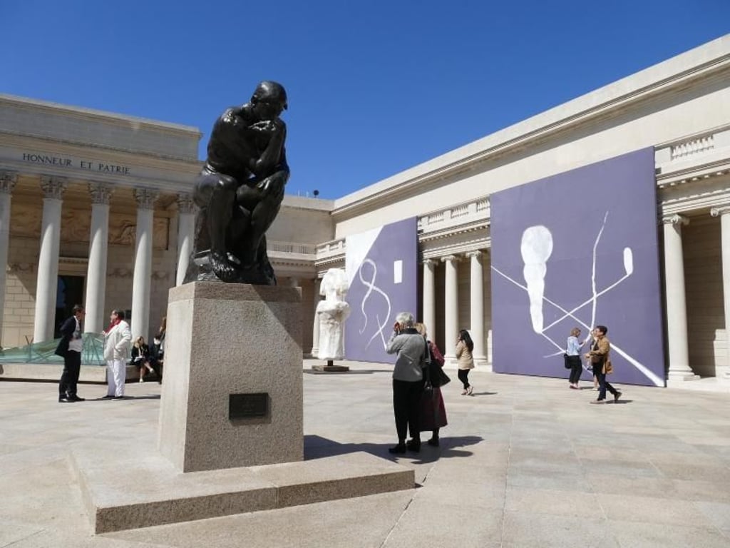 Die Rodin-Skulptur "Der Denker" auf dem Vorplatz am Museum Legion of Honor, mit Werken des US-Malers Schnabel im Hintergrund. Foto: Barbara Munker