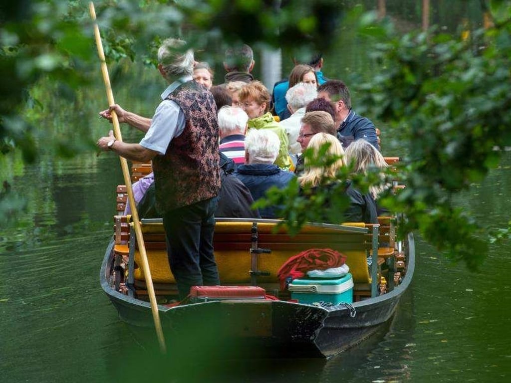 Kahnfahrten auf einem Fließ im Spreewald sind sehr beliebt. Rund 1000 Kilometer Fließe (Wasserwege) durchziehen den Spreewald im Südosten von Brandenburg. Foto: Patrick Pleul