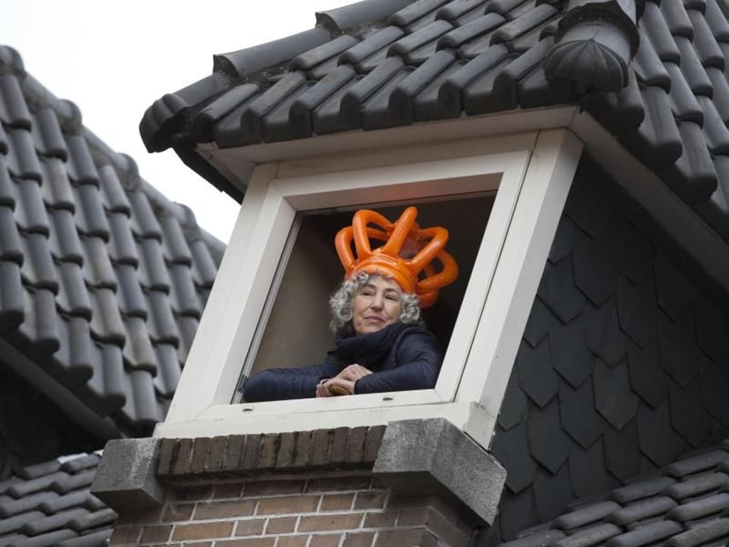 Eine Zuschauerin am Königstags in Tilburg. Foto: Peter Dejong