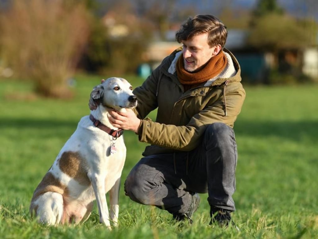 Simon Luczak kümmert sich in seiner freien Zeit um Hund Bebek. Foto: Uwe Anspach