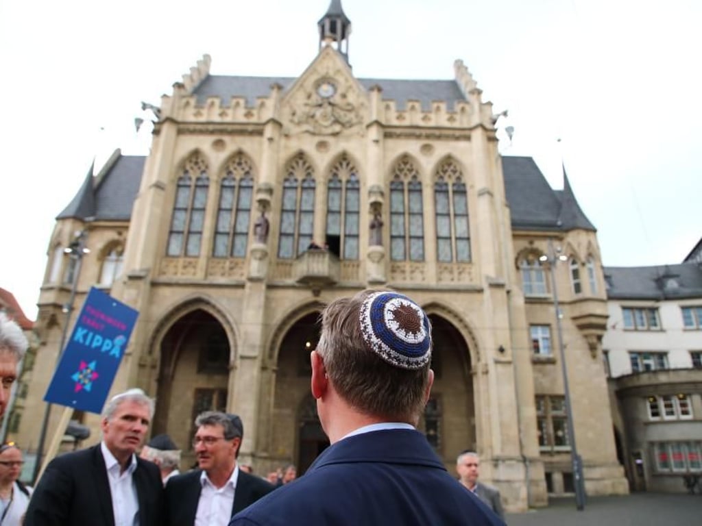 Vor dem Rathaus in Erfurt trägt Thüringens Ministerpräsident Bodo Ramelow eine Kippa. Foto: Bodo Schackow