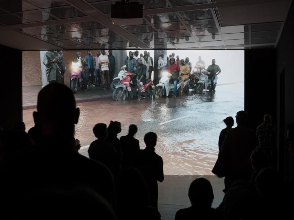 «Oil workers returning home from work, caught in torrential rain» von David Claerbout. Foto: Christian Charisius