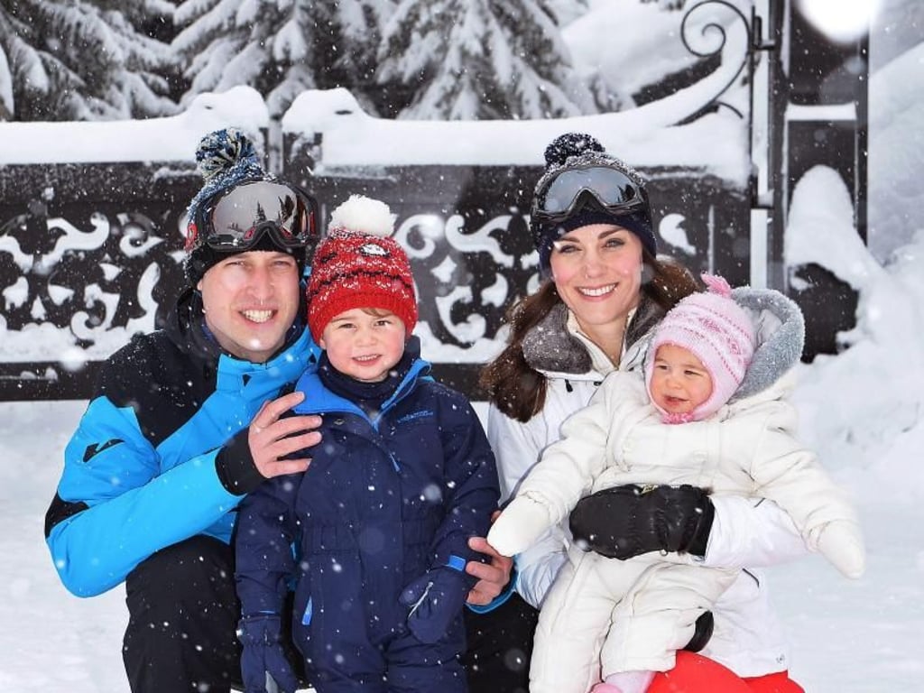 Urlaubsfoto der britische Königsfamilie mit Nachwuchs George und Charlotte. Foto: John Stillwell
