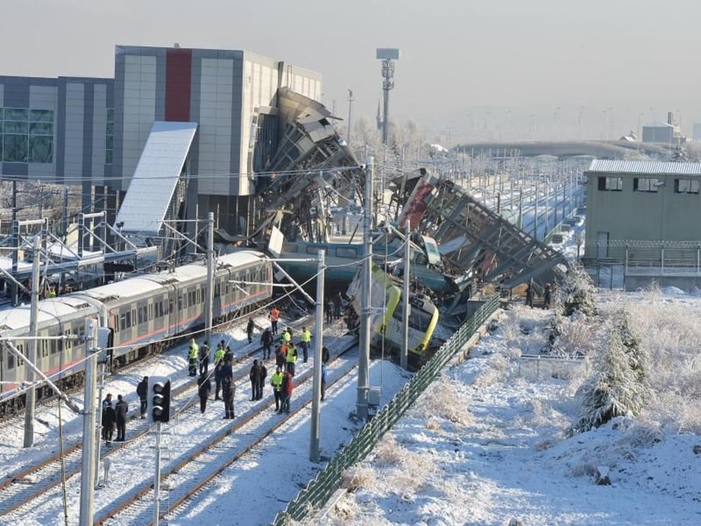 Gegen 6.30 Uhr Ortszeit war nahe der Station Marsandiz ein Schnellzug mit einer Lokomotive zusammengestoßen. Foto: Mustafa Kaya/XinHua