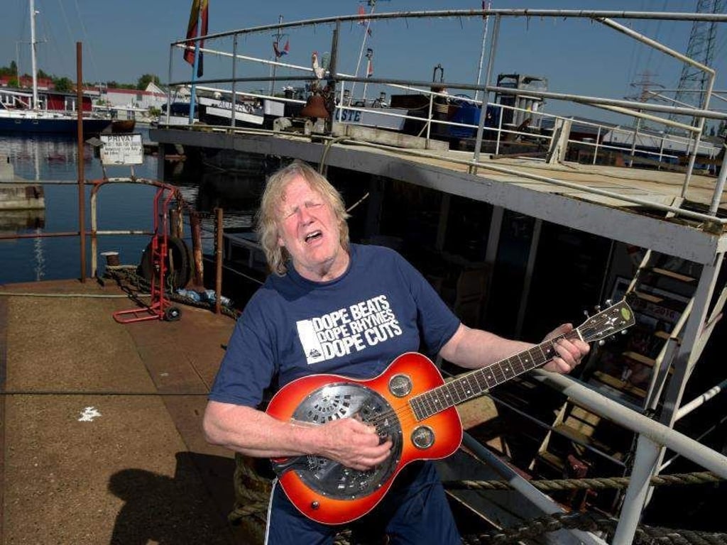 Der Musiker Gunter Gabriel auf seinem Hausboot im Harburger Hafen. Foto: Axel Heimken