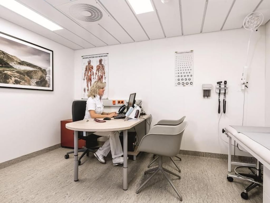 Neben den Sprechzimmern gibt es in den Bordhospitälern meist auch Behandlungsräume und sogar Intensivbetten. Foto: Tui Cruises