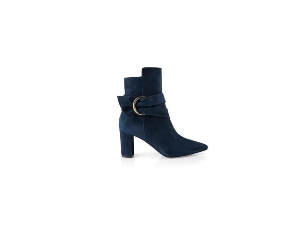 Der Blockabsatz bleibt weiterhin angesagt - und wirkt besonders edel, wenn er aus dem gleichen Material und der gleichen Farbe wie der restliche Schuh besteht, hier ein Modell im Farbton Tintenblau von Marc Cain (ca. 479 Euro). Foto: Marc Cain