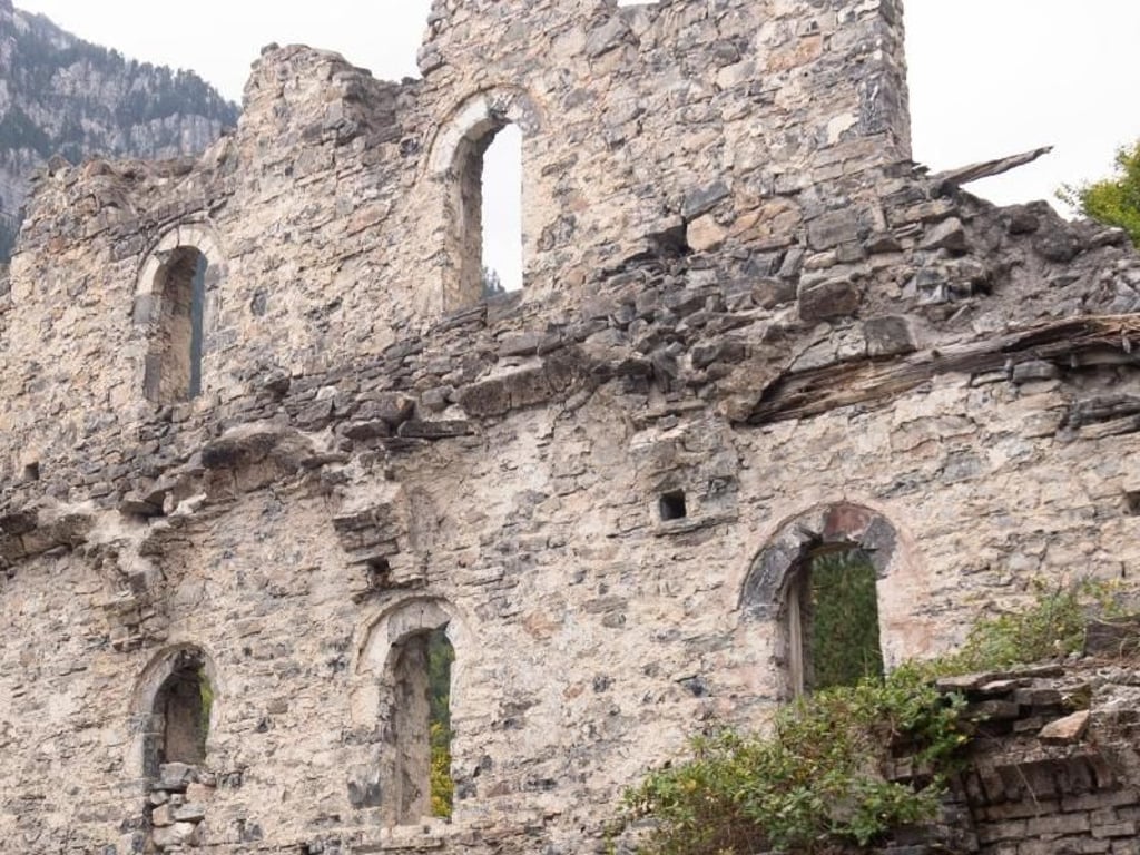 Verwunschen: die Ruinen des alten Klosters Agios Dionysios im Olymp-Nationalpark. Foto: Andreas Drouve