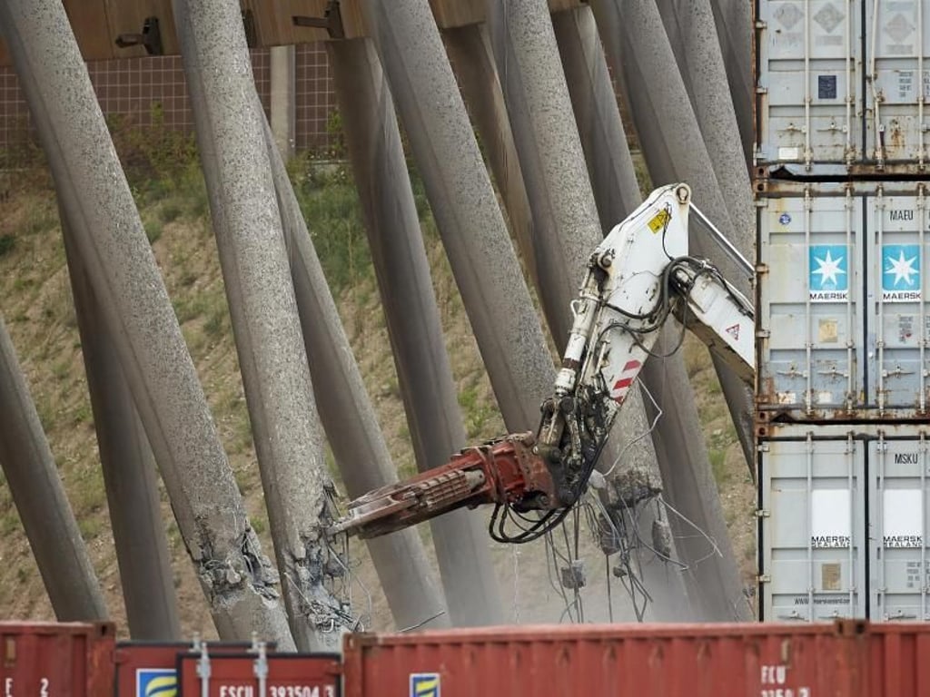 Bagger tragen die Stützen des Kühlturms am Kernkraftwerk Mülheim-Kärlich ab. Dadurch wird der Betongigant gezielt zum Einsturz gebracht. Foto: Thomas Frey