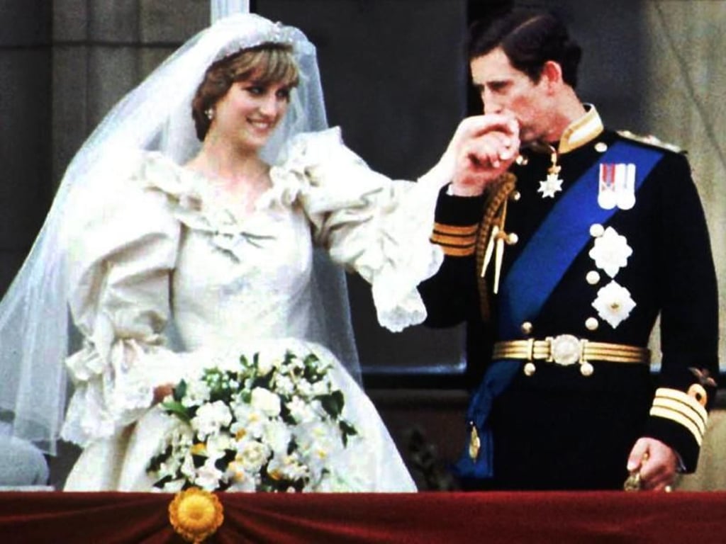 Ein Handkuss von Prinz Charles für seine frisch angetraute Gattin (1981). Foto: PA