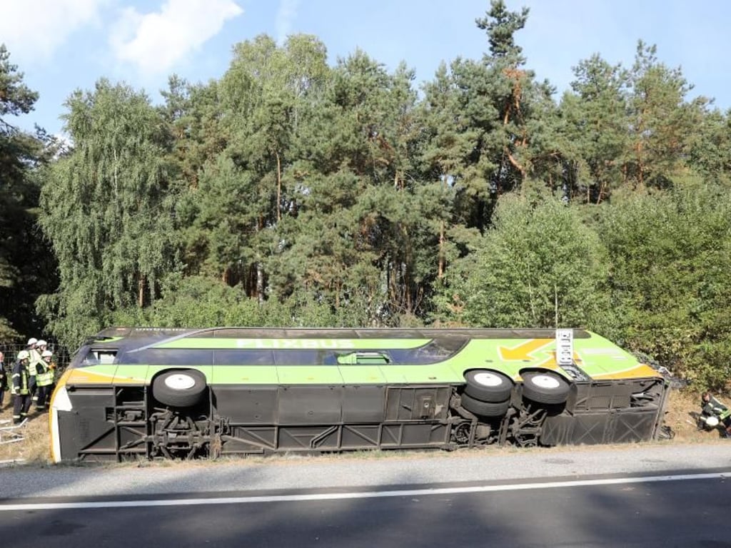 Der Bus war nach Unternehmensangaben mit mehr als 60 Passagieren besetzt. Foto: Bernd Wüstneck