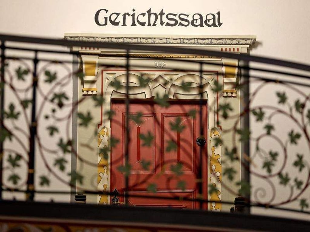 Der Schriftzug «Gerichtssaal» im Landgericht Halle/Saale. Foto: Jan Woitas/Archiv