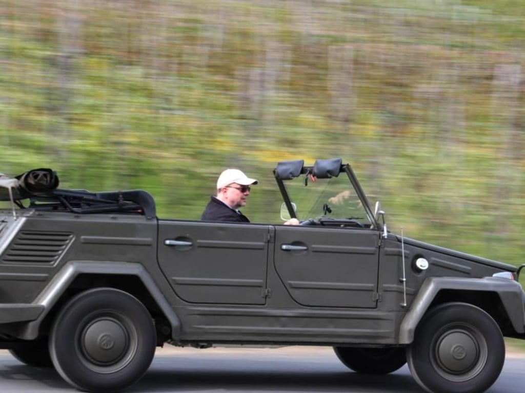 Gelassen im Gelände: Fahrten mit dem Kübel geht sein Besitzer Friedhelm Jakobs langsam an und meidet in der Regel dreistelliges Tempo. Foto: Thomas Geiger