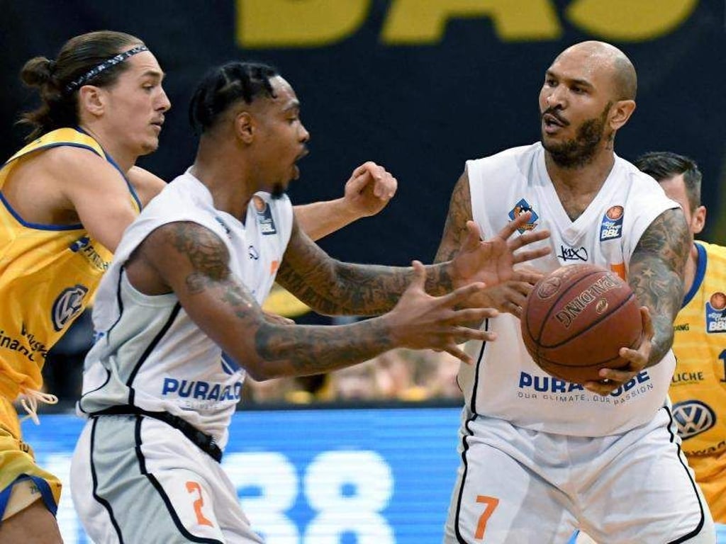 Braunschweigs Dennis Nawrocki (l) und Jones Lamont (M) und Sergio Kerusch (beide MBC) kämpfen um den Ball. Foto: Peter Steffen/Archiv