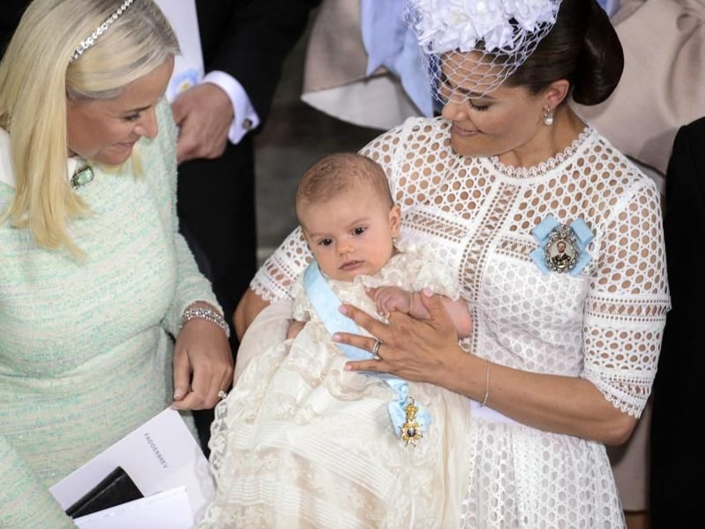 Schwedends Kronprinzessin Victoria hält den Täufling im Arm, seine Patentante Mette-Marit lächelt ihn an. Foto: Maja Suslin