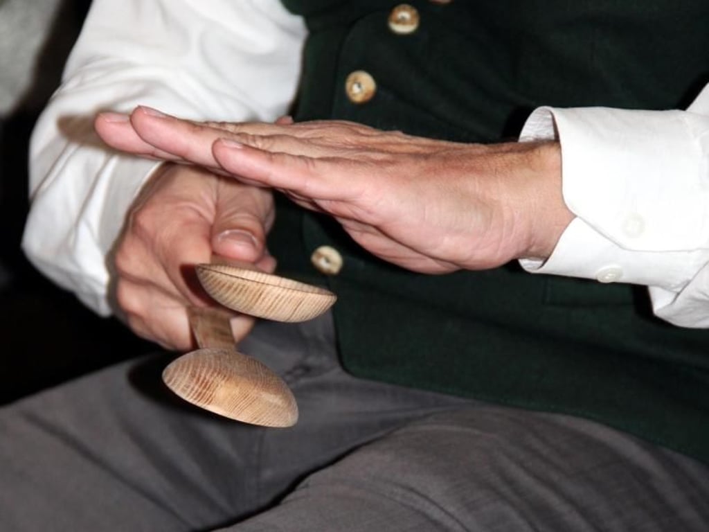 Die Musik entsteht durch das Zusammenspiel zwischen zwei Löffeln, Hand und Oberschenkel - das will gelernt sein. Foto: Verena Wolff