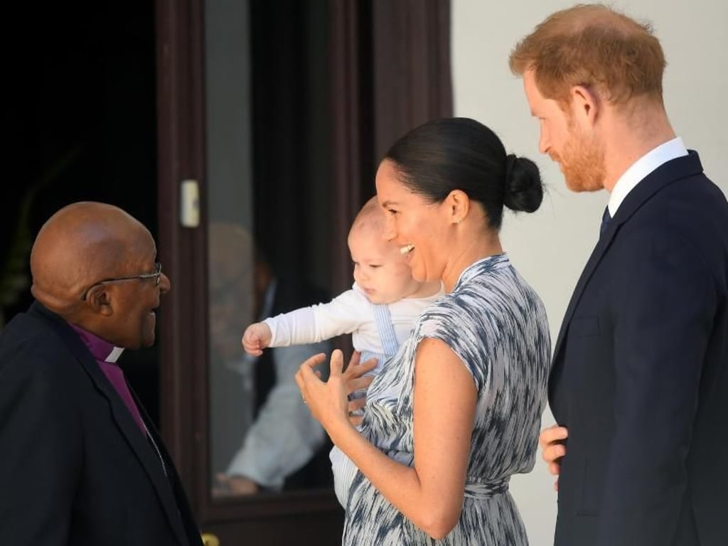 Zu ihrem Besuch bei Desmond Tutu haben Harry und Meghan ihren Sohn Archie mitgebracht. Foto: Toby Melville/PA Wire