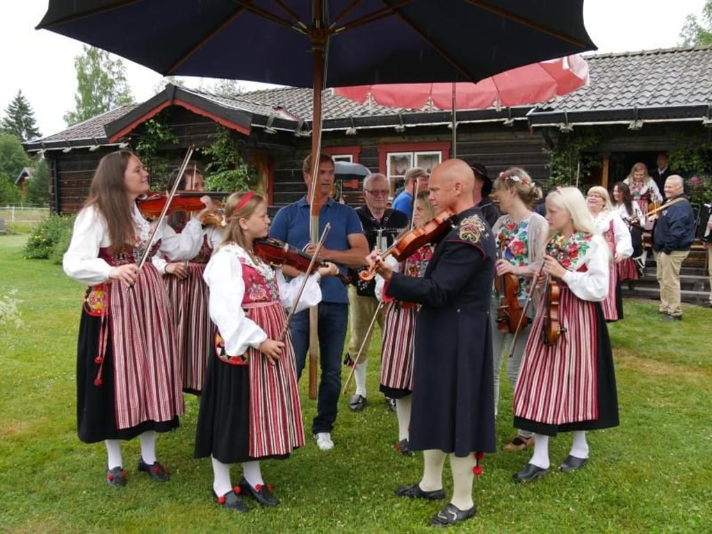Gemeinsam stimmen alle fröhliche Volkslieder an, die in Schweden gånglåtar heißen. Foto: Isabelle Modler
