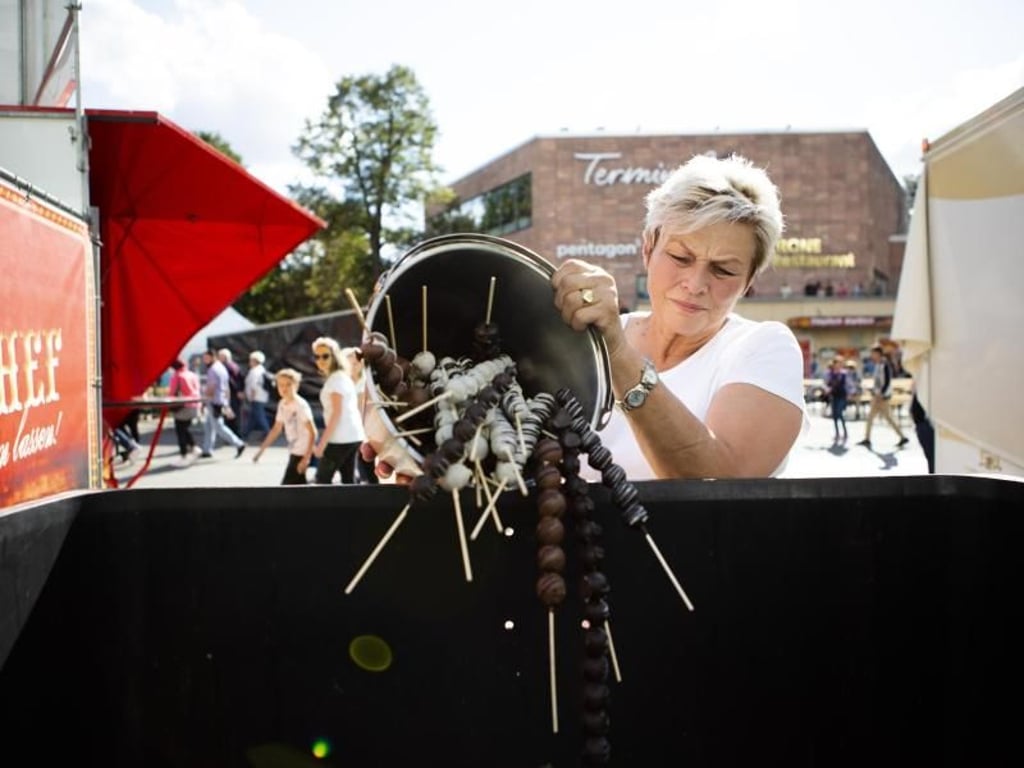Vorzeitiges Ende des Stadtfestes: Eine Schaustellerin entsorgt ihre frischen Waren. Foto: Alexander Prautzsch