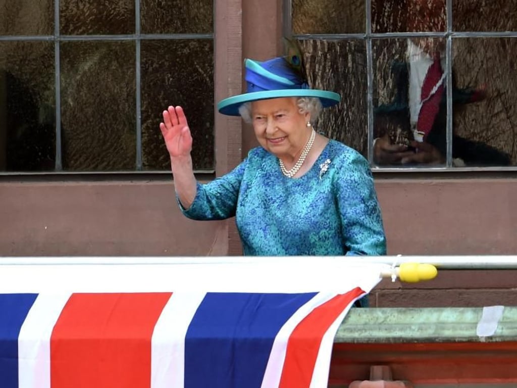 Herrlicher Ausflug nach Frankfurt: Königin Elizabeth auf dem Balkon des Rathauses Römer. Foto: Caroline Seidel