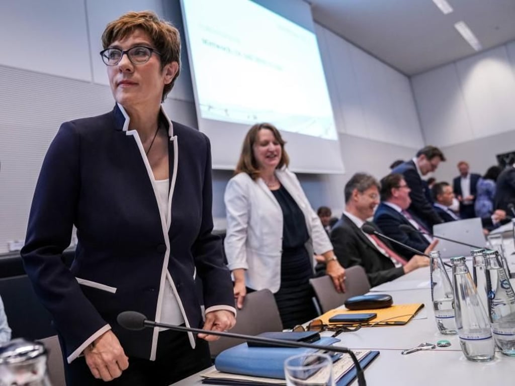 Annegret Kramp-Karrenbauer vor der Sondersitzung des Bundestags im Paul-Löbe-Haus. Foto: Michael Kappeler