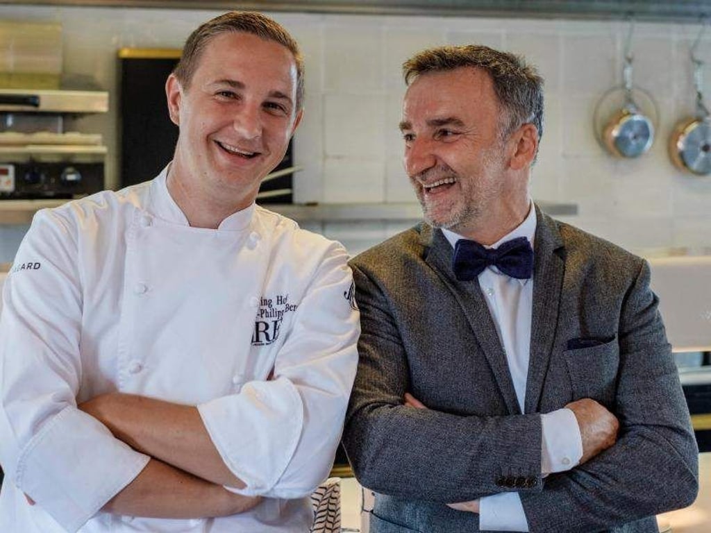 Johannes King (r) und Jan-Philipp Berner stehen in der Küche des Söl?ring Hof. Foto: Ydo Sol