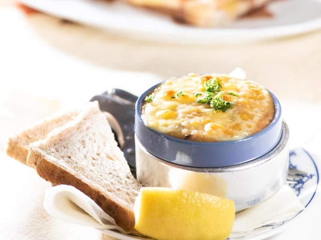 Mit Käse überbackenes Ragout, Toastscheiben und Zitrone: Unter den Vorspeisen ist das Würzfleisch ein Klassiker. Foto: Franziska Gabbert