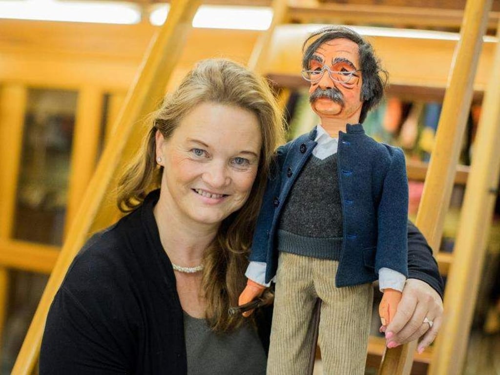 Intendantin Frauke Kemmerling im Hänneschen Theater in Köln mit eienr einer Stockpuppe, die den Schriftsteller Günter Grass darstellen soll. Foto: Rolf Vennenbernd