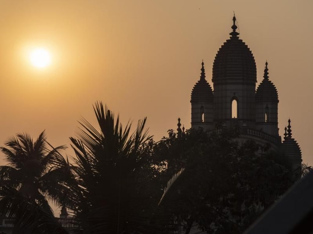 Das Abendlicht taucht den Dakshineswar Kali Temple in eine romatische Stimmung. Foto: Andreas Drouve
