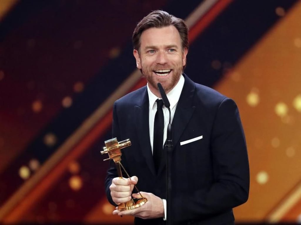 Ewan McGregor bedankt sich für seine Goldene Kamera als «Bester Schauspieler International». Foto: Christian Charisius