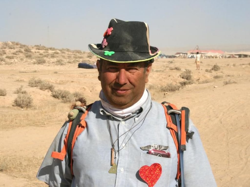 Edan Orion hat zum Midburn-Festival seine Fernrohre mitgebracht. Zusammen mit den anderen Festivalteilnehmern schaut er in die Sterne über der Negev-Wüste. Foto: Stefanie Järkel
