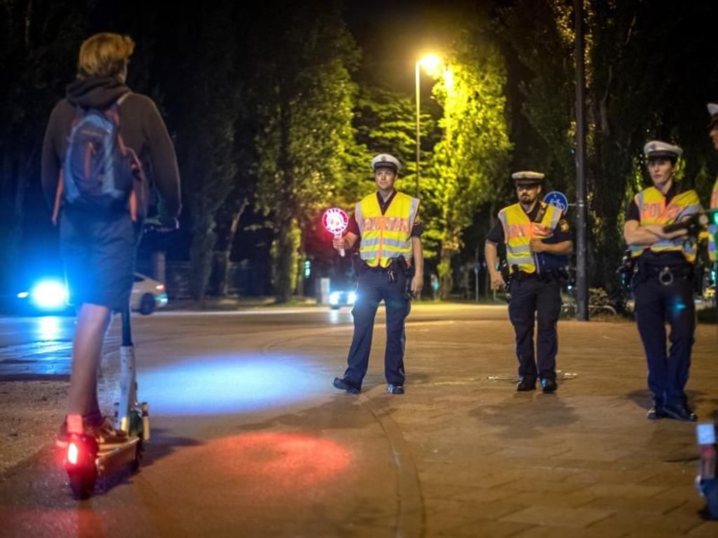 Schon nach kurzer Zeit stehen E-Tretroller-Fahrer im Blickfeld der Polizei. Foto: Sina Schuldt