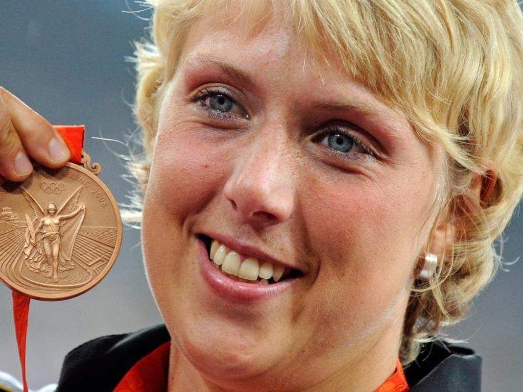 Christina Obergföll, hier mit der Bronze-Medaille, erhält nachträglich Olympia-Silber. Foto: Gero Breloer