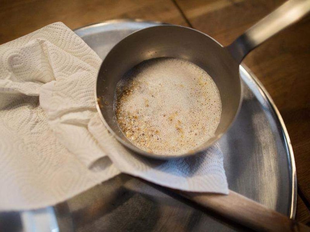 Diverse Bierzutaten werden in einer Pfanne gekocht. Foto: Maja Hitij