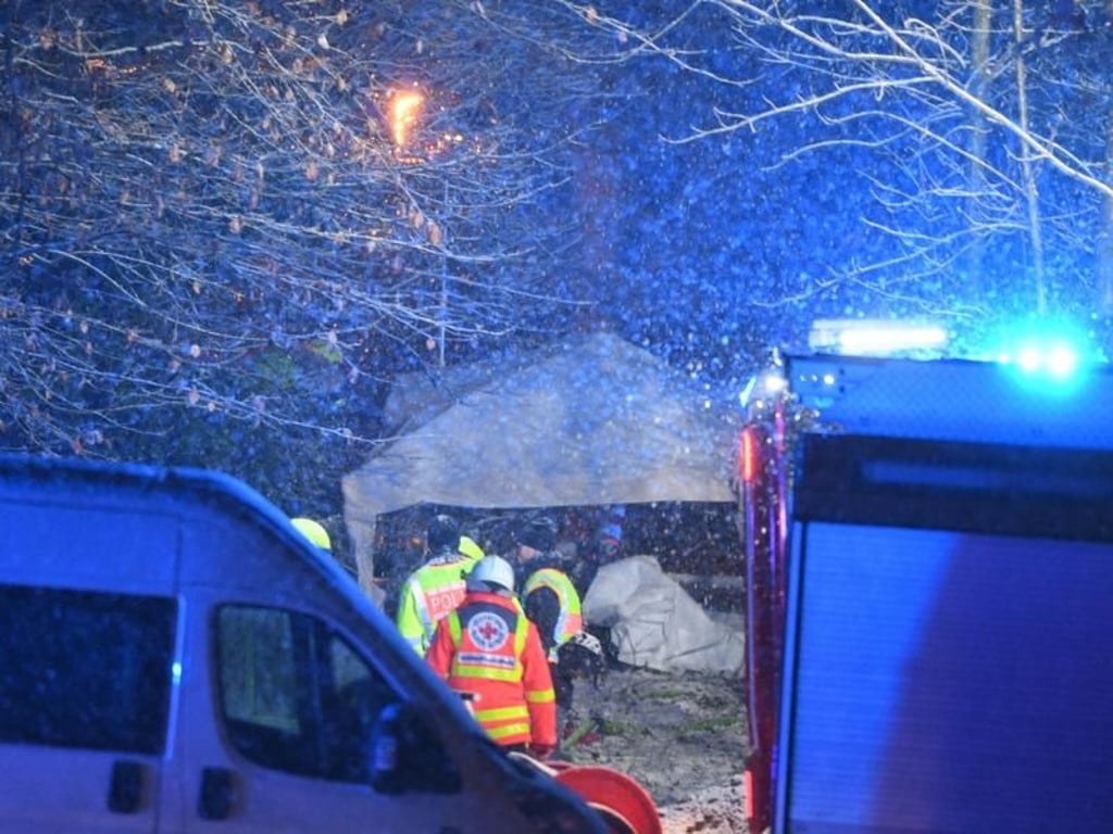 Rettungskräfte sichern bei Sieberatsreute die Absturzstelle des Kleinflugzeugs. Foto: Felix Kästle