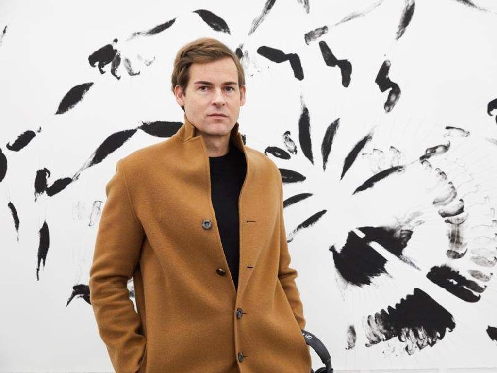 Der Künstler Ralf Ziervogel vor seinem Bild mit dem Titel «Then» aus dem Jahr 2015. Foto: Georg Wendt