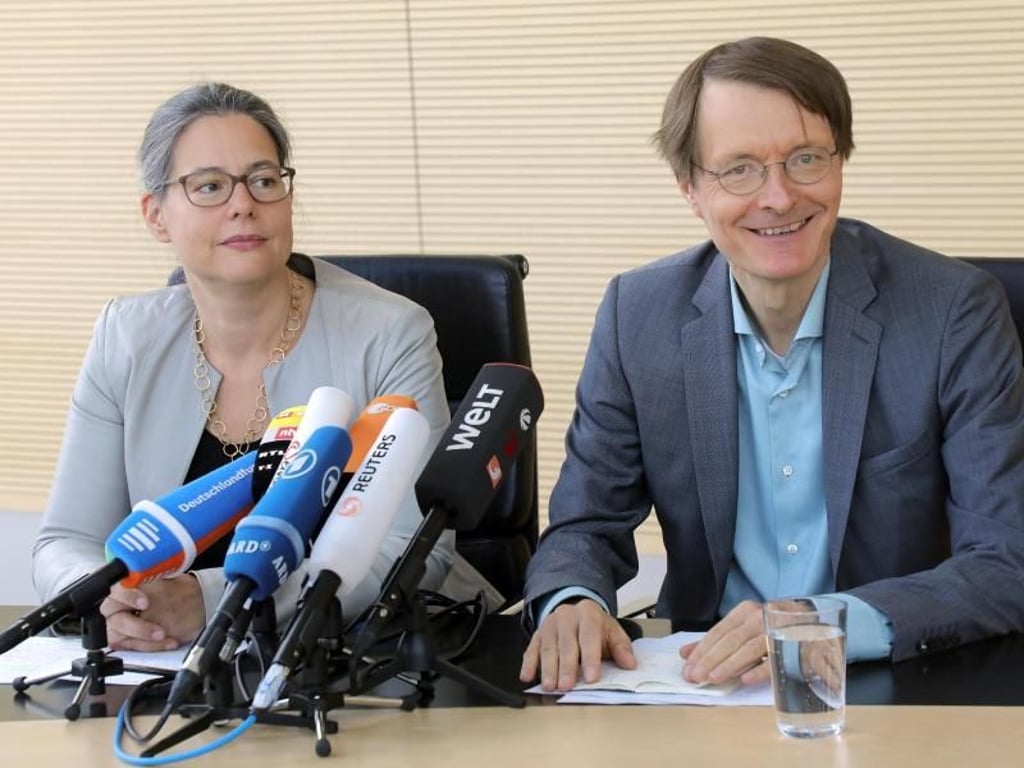 Auch die Umweltpolitikerin Nina Scheer und der Gesundheitsexperte Karl Lauterbach wollen die SPD als Duo anführen. Beide sind Abgeordnete im Bundestag. Foto: Wolfgang Kumm
