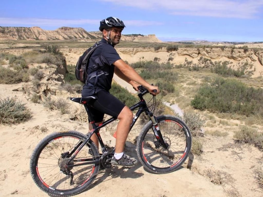 Mountainbike-Guide Iñaki führt durch die Badlands der Bardenas Reales. Zu ihm kommen Aktivurlauber, die die Wüste auf zwei Rädern erkunden wollen. Foto: Manuel Meyer