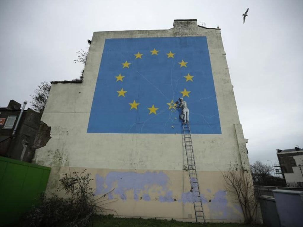 Seit dem Frühjahr 2017 war Banksys Brexit-Werk in Dover zu sehen. Das war einmal... Foto: Matt Dunham/AP
