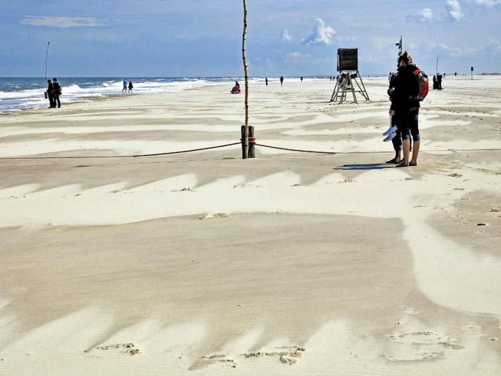 Feinster heller Sand: Der Strandabschnitt «Weiße Düne» macht seinem Namen alle Ehre. Foto: Stefan Pähz/Staatsbad Norderney GmbH/dpa-tmn