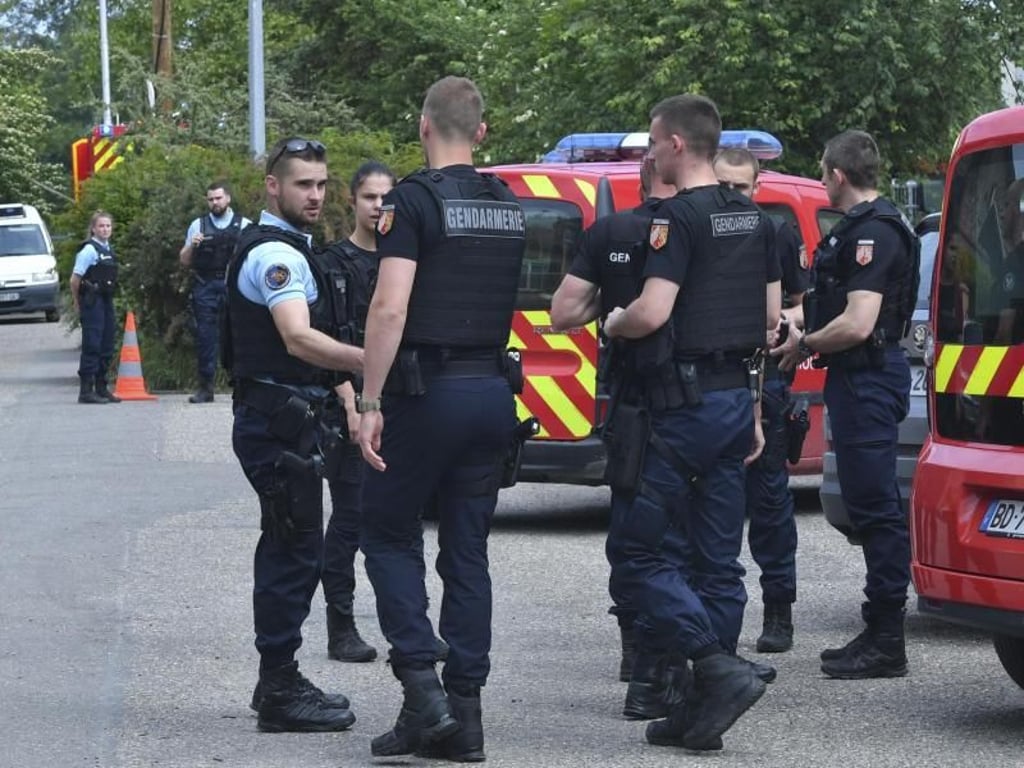 Deutsche und Französische Polizisten beraten sich in der Nähe des Unglücksortes. Foto: AP
