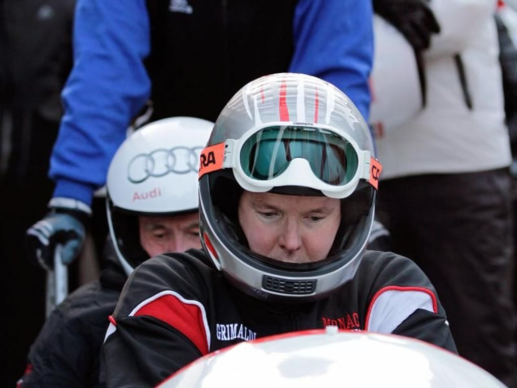 Albert von Monaco bereitet sich 2011 in St. Moritz auf die Abfahrt mit dem Bob vor. Foto: Arno Balzarini