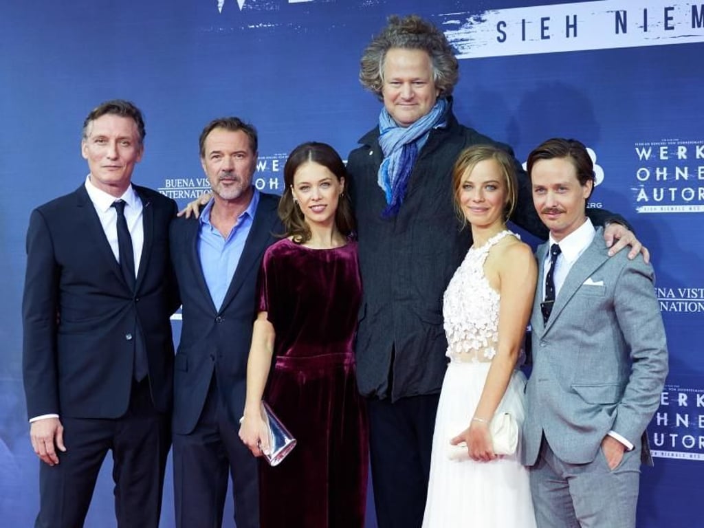 Das Team von «Werk ohne Autor»: Oliver Masucci (l-r), Sebastian Koch, Paula Beer, Florian Henckel von Donnersmarck, Saskia Rosendahl und Tom Schilling. Foto: Annette Riedl