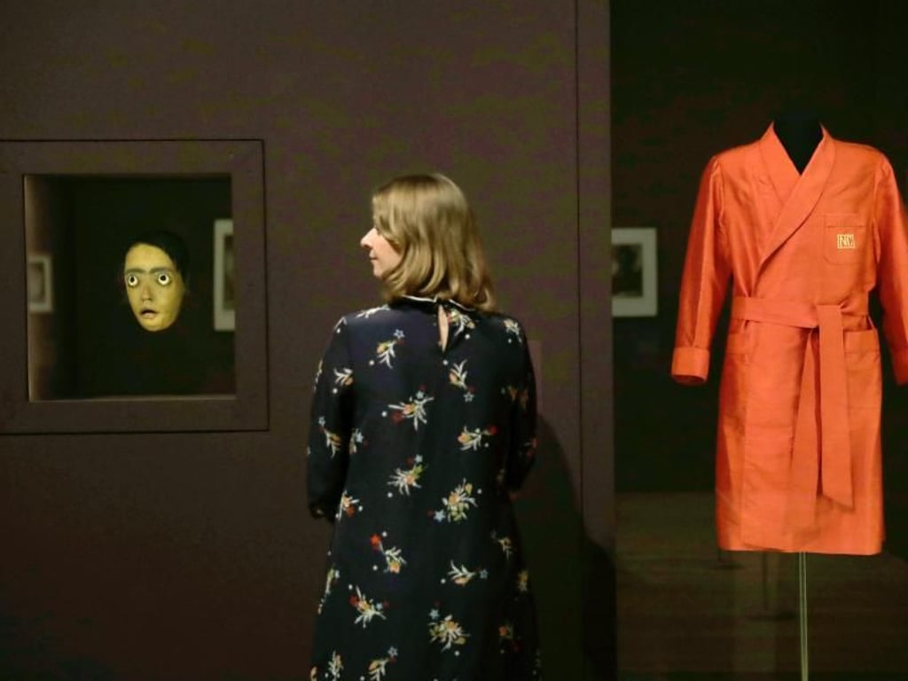 Der Morgenmantel des Schauspielers und Schriftstellers Noel Coward und das Werk «Mask» von Oliver Messel. Foto: Matt Dunham