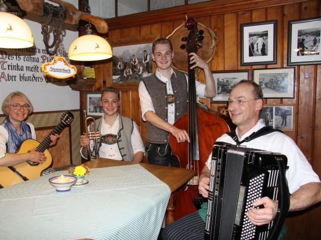 Die musikalische Wirtsfamilie Hillebrand des «Gasthofs Auzinger»: Christina, Simon, Anton jun. und Vater Toni. Foto: Larissa Loges