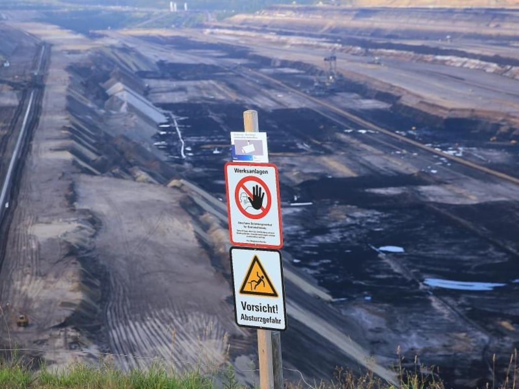 Warnschild an der Abbruchkante des Tagebaus Garzweiler: RWE warnt vor lebensgefährlichen Risiken auf seinem Betriebsgelände. Foto: David Young
